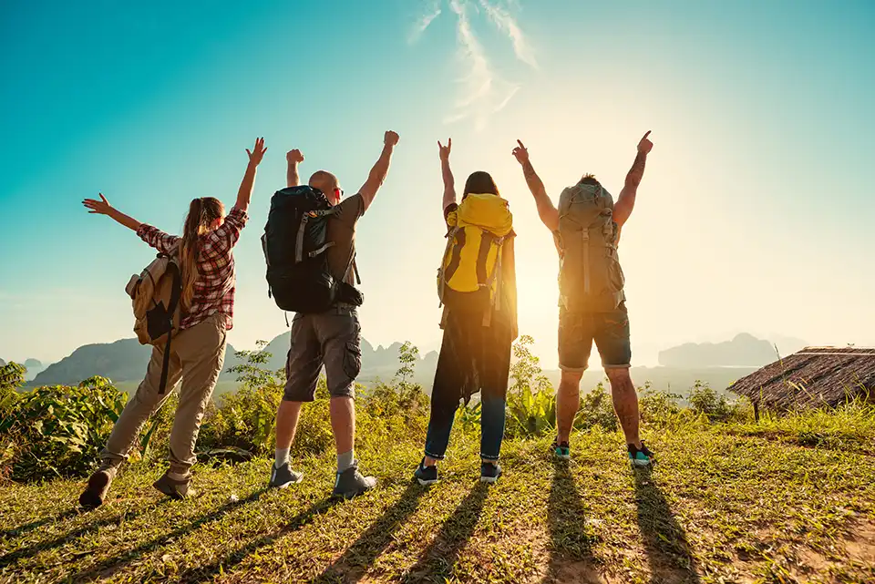 Vier Reisende oder Wanderer Rucksack Sonnenaufgang
