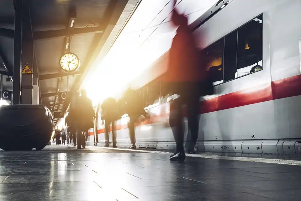 Menschen am Bahnhof